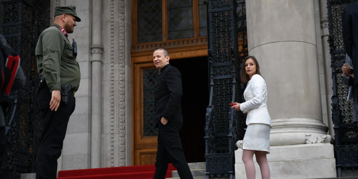 Dúró Dóra és Toroczkai László az Országház kapujában 2022 májusában