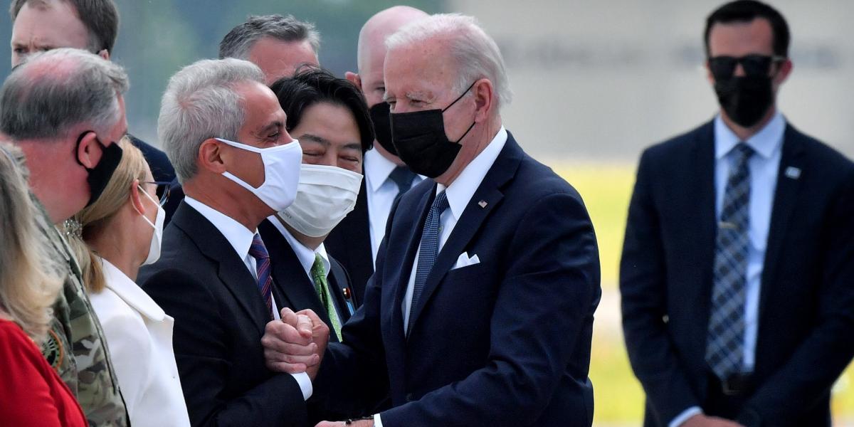 Joe Biden amerikai elnök és az őt fogadó japán delegáció