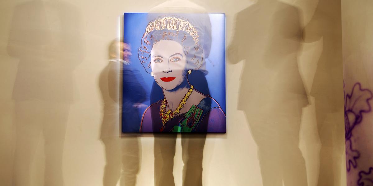 Andy Warhol amerikai művész "Reigning Queens: Queen Elizabeth of the United Kingdom" című műve a Sotheby`s kiállításán