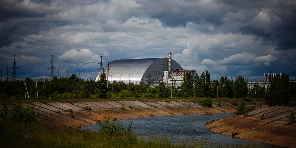 Egy fényképen a csernobili atomerőmű új biztonságos zárkája látható, amely a 4-es számú reaktorblokkot takarja 2022. május 29-én, Ukrajna orosz megszállása közepette.