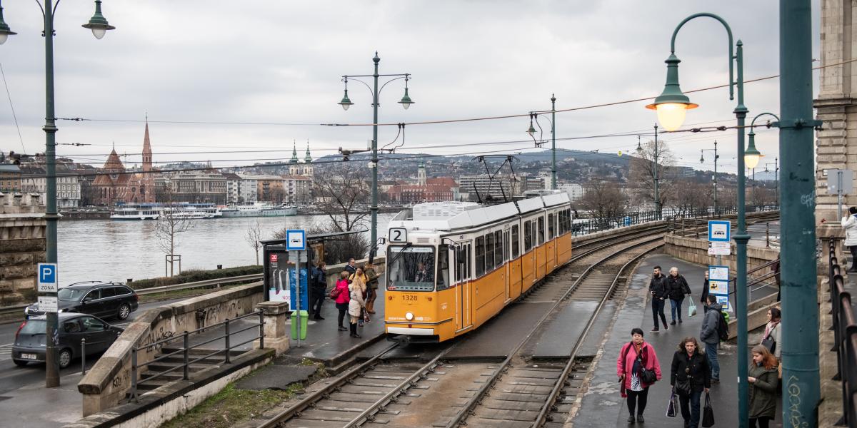 A 2-es villamost jórészt alsó rakparti buszjáratokkal pótolják majd