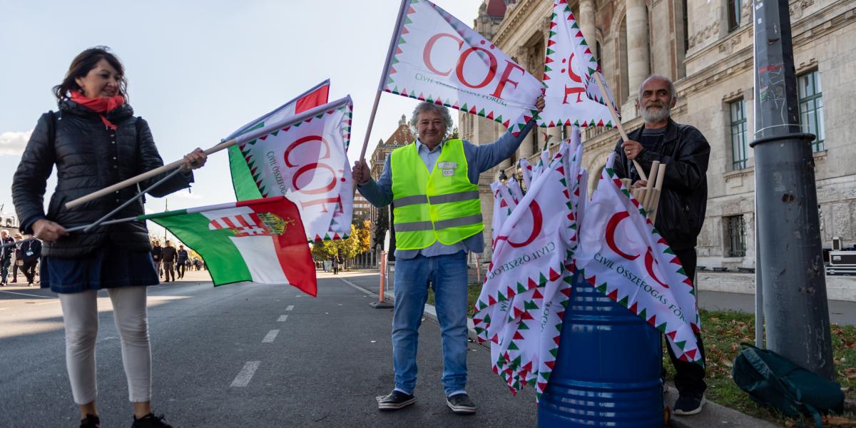 A magyar mellé CÖF-zászlót kínálnak egy hordóból a tavaly októberi Békemeneten