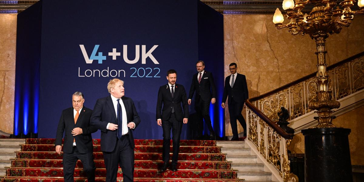 Orbán Viktor és Boris Johnson, mögöttük pedig Eduard Heger szlovák, Petr Fiala cseh és Mateusz Morawiecki lengyel miniszterelnök a V4 és az Egyesült Királyság 2022. március 8-i londoni csúcstalálkozóján