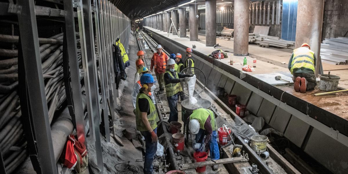 A legfőbb gondot az építőipari cég által nagy számban alkalmazott ukrán munkavállalók hazatérése jelenti, de az alapanyag- és alkatrészellátás is akadozik