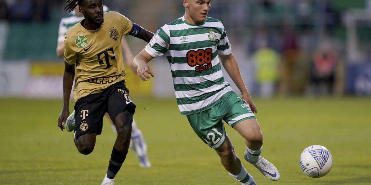 Justin Ferizaj, a Shamrock Rovers (j) és Tokmac Chol Nguen, a Ferencváros játékosa a labdarúgó Európa-liga selejtezõjének negyedik fordulójában 