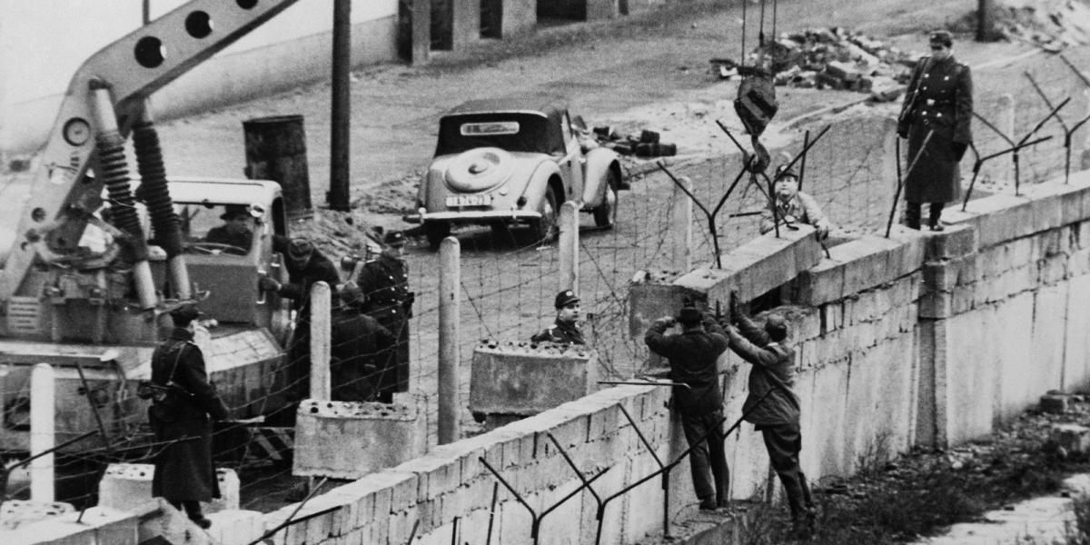 Sivár emlék 1962-ből: még jobban megerősítik a berlini falat FOTÓ: EUROPRESS/GETTY IMAGES/HULTON ARCHIVE