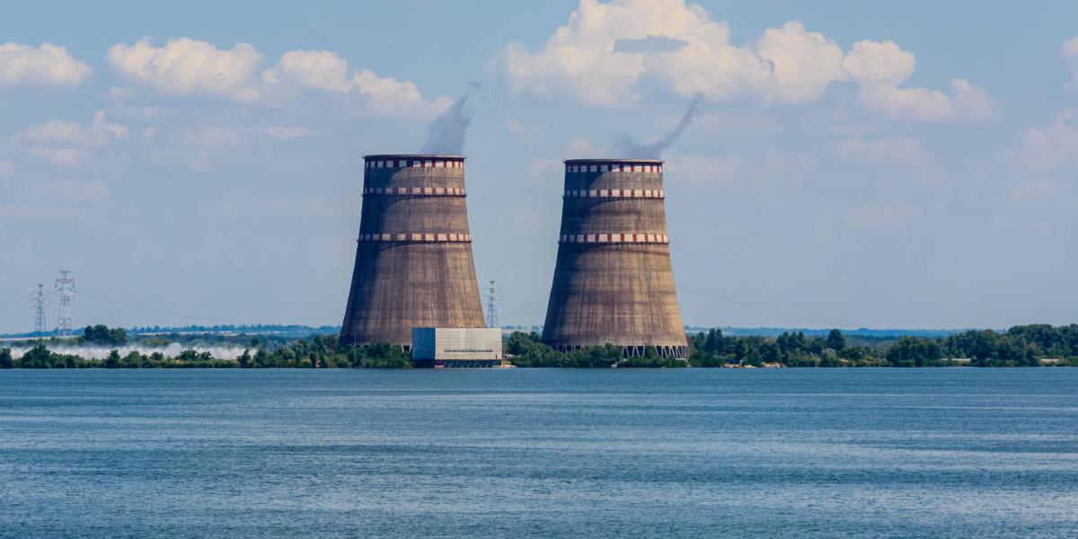 A zaporizzsjai atomerőmű hűtőtornyai. 