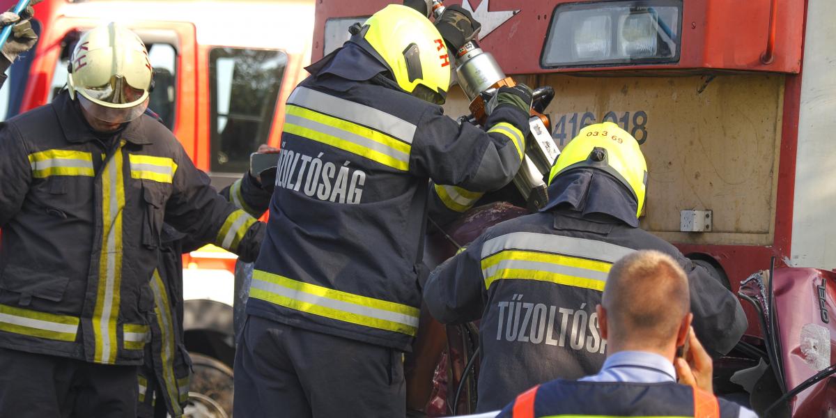 Heten ültek a felismerhetetlenségi összeroncsolódott ötszemélyes autóban