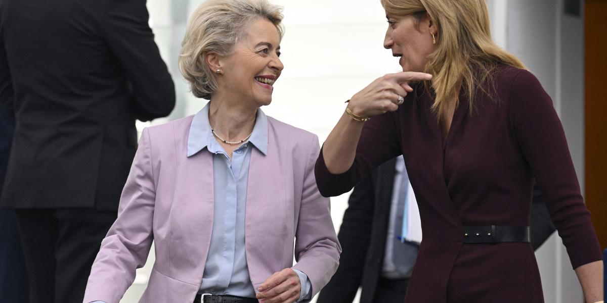 Ursula von der Leyen bizottsági elnök Roberta Metsolával, az Európai Parlament elnökével. Akár bizalmatlansági indítvány is lehet a magyar ügyből