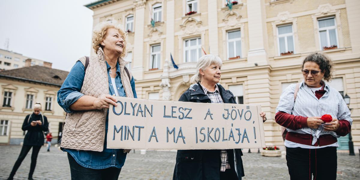 Óbudán is akcióztak a tanárok. Szerdáig 70 iskolában tettek így