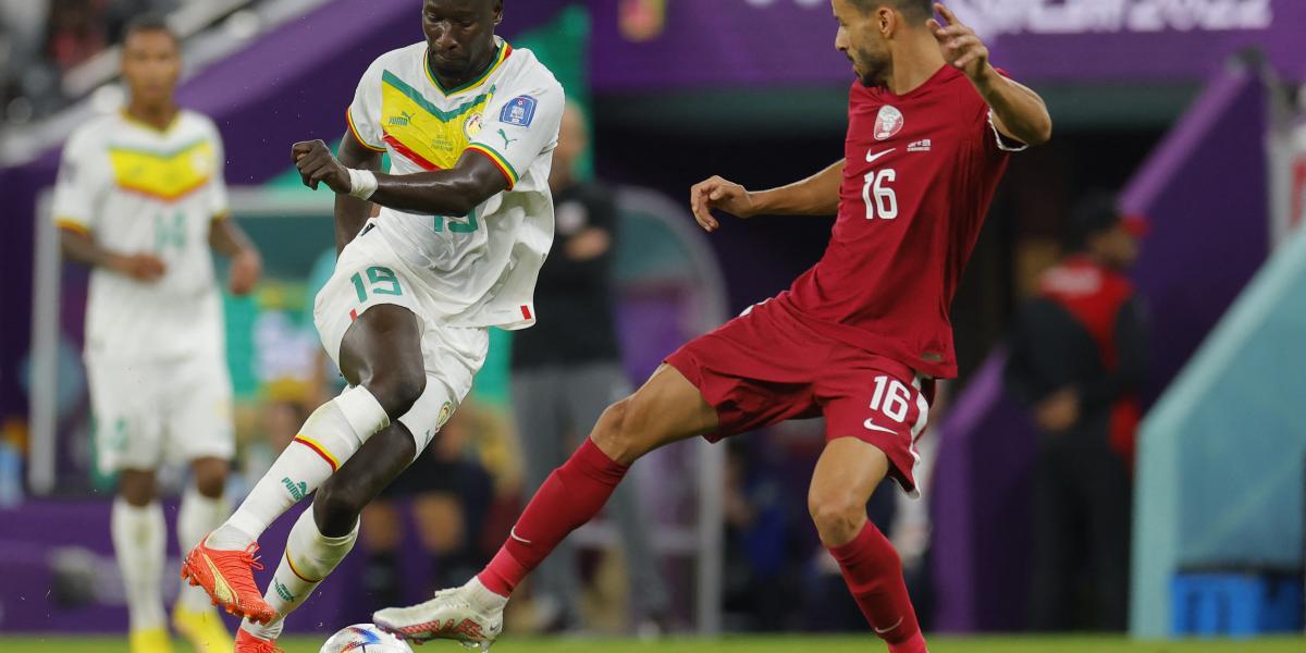 Famara Diedhiou és Boualem Huhi harca a labdáért