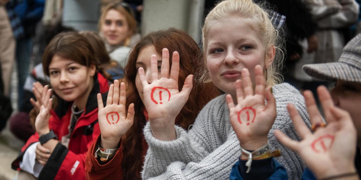  Élőlánc a tanárokért Ferencvárosban 2022. október 27-én. Diákok, tanárok, szülők közösen demonstráltak a tanárok jobb munkakörülményeiért, magasabb fizetésért és az oktatás helyzetének javításáért