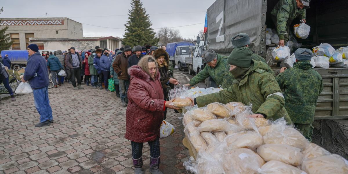  Humanitárius segélyosztás Ukrajnában, alig egy hónappal az orosz invázió kezdete után