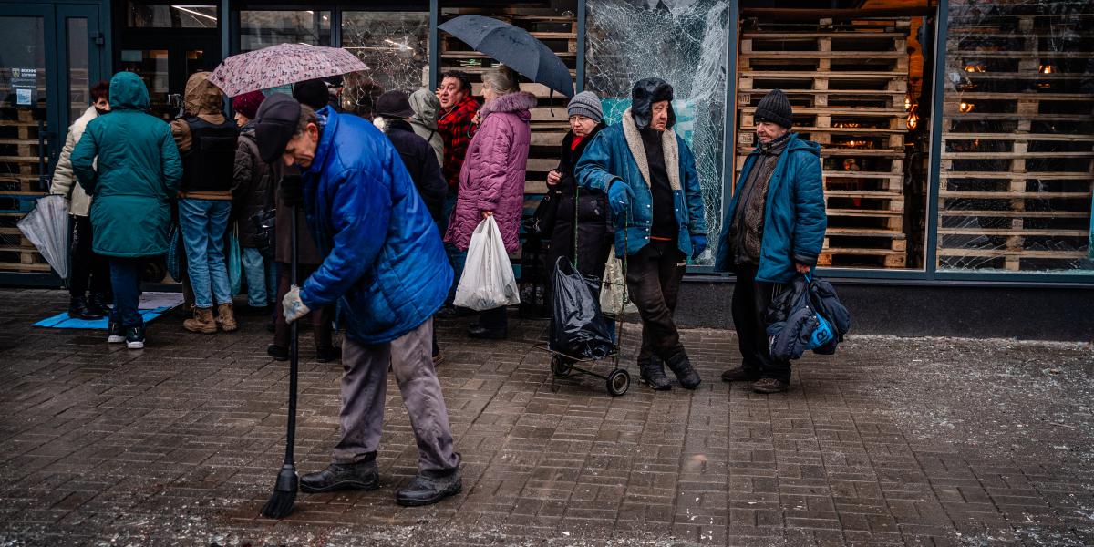 Karácsonyi sorbanállás Herszonban, nem sokkal egy orosz támadás után