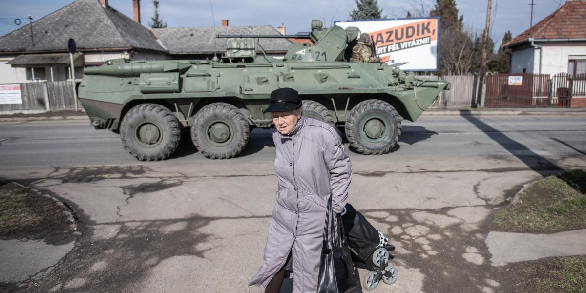 2022. február 25.  A háború kitörését követő napokban katonai egységeket vezényeltek a magyar-ukrán határhoz. A Magyar Honvédség páncélos járműve Vásárosnaményben.