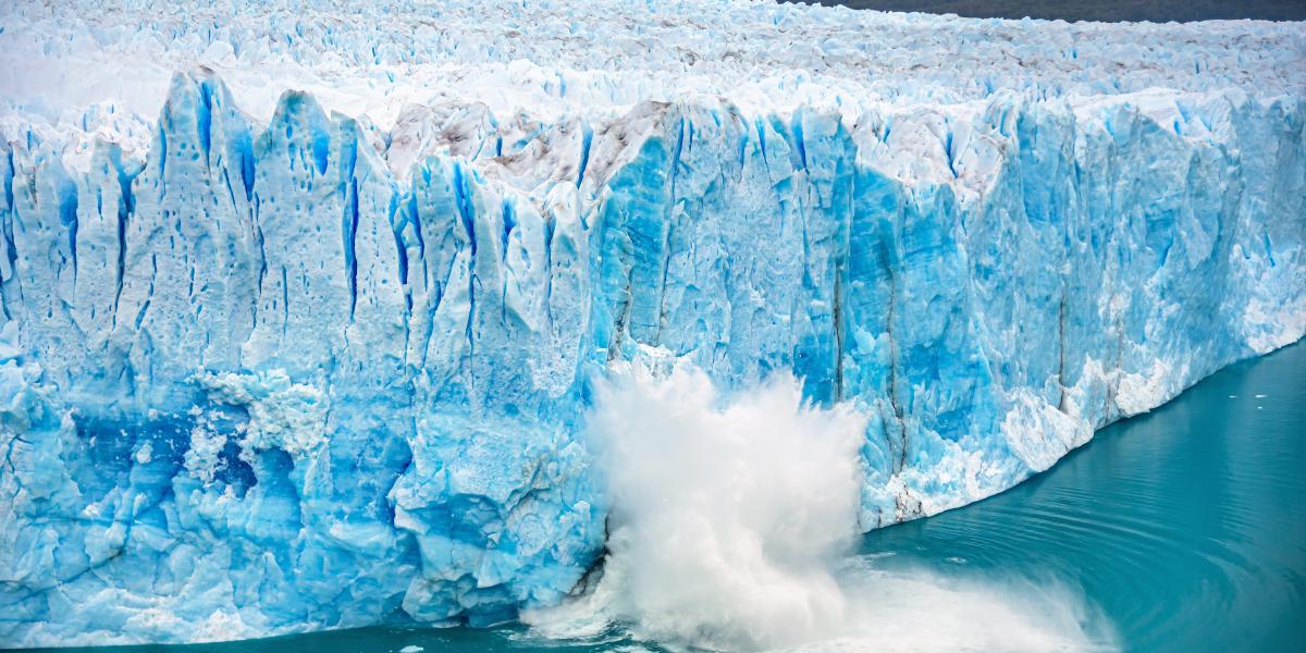 Zuhanó jéghegy Patagónia egyik legnagyobb gleccsere, Perito Moreno a Las Glaciares Nemzeti Parkban, Argentínában