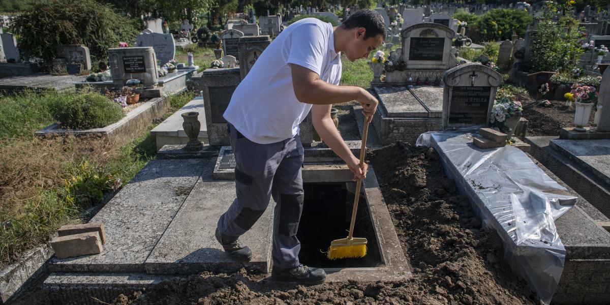 A temetkezési vállalkozók is úgy tapasztalják, hogy főként a nagyobb településeken lassítja az ügyintézést az ünnepi zárás