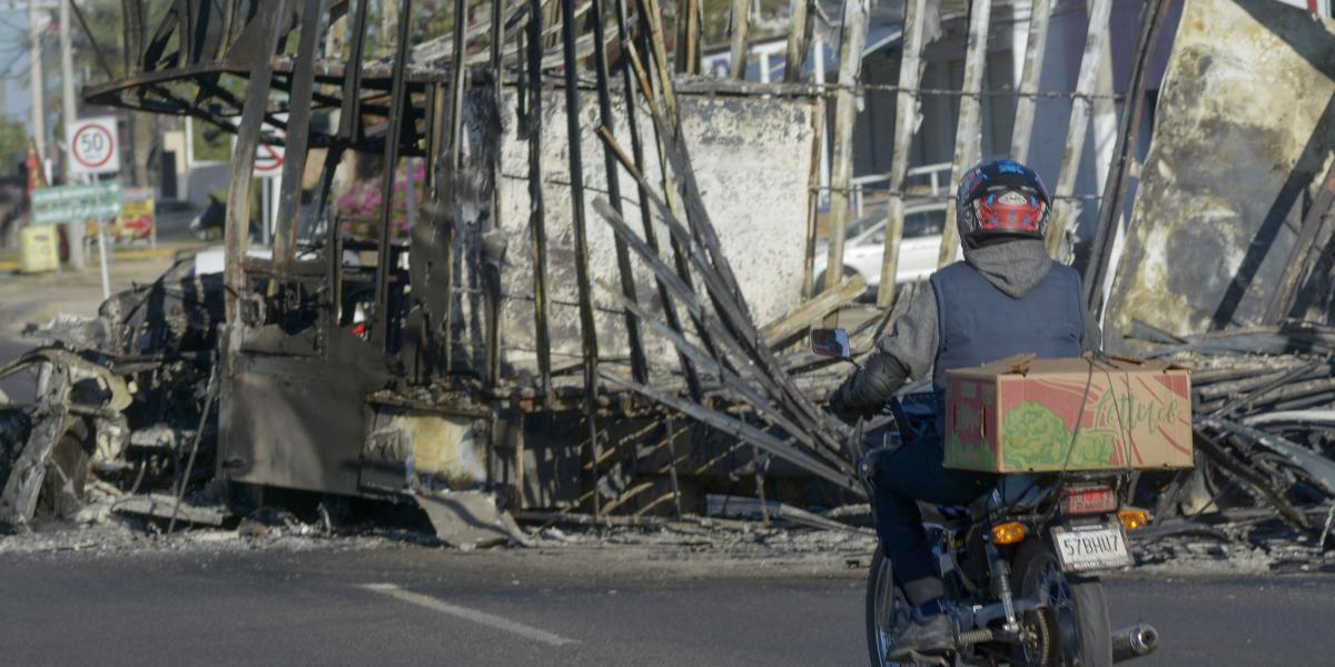 Kiégett teherautó roncsa január 6-án a Sinaloa állambeli Culiacanban