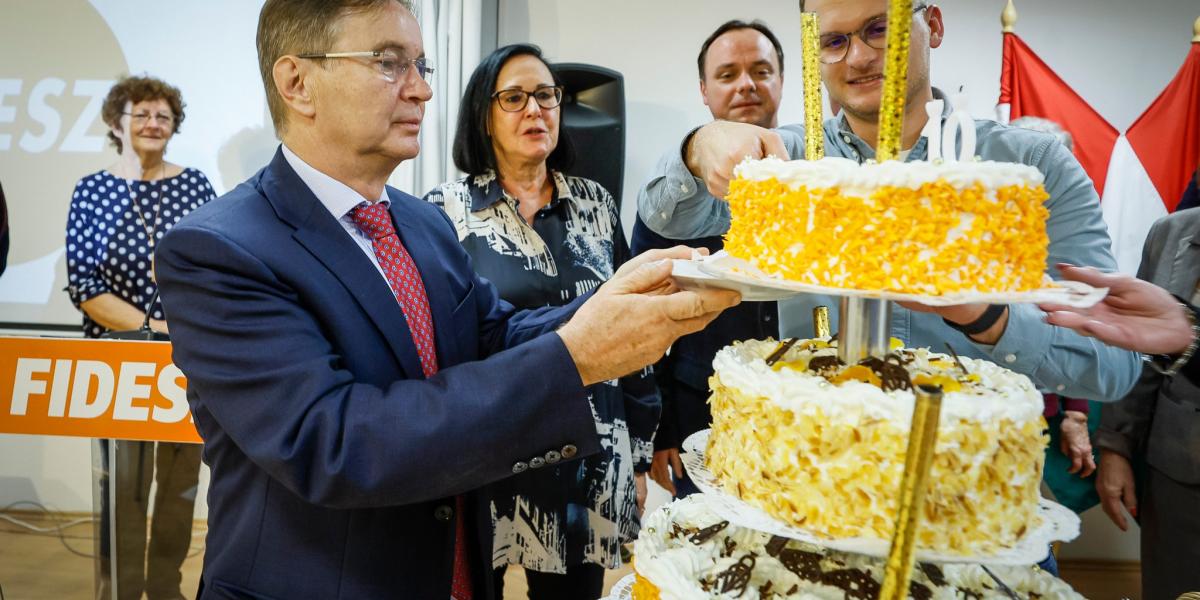 Pajtók Gábor fideszesek körében. Máshogy osztják fel a tortát