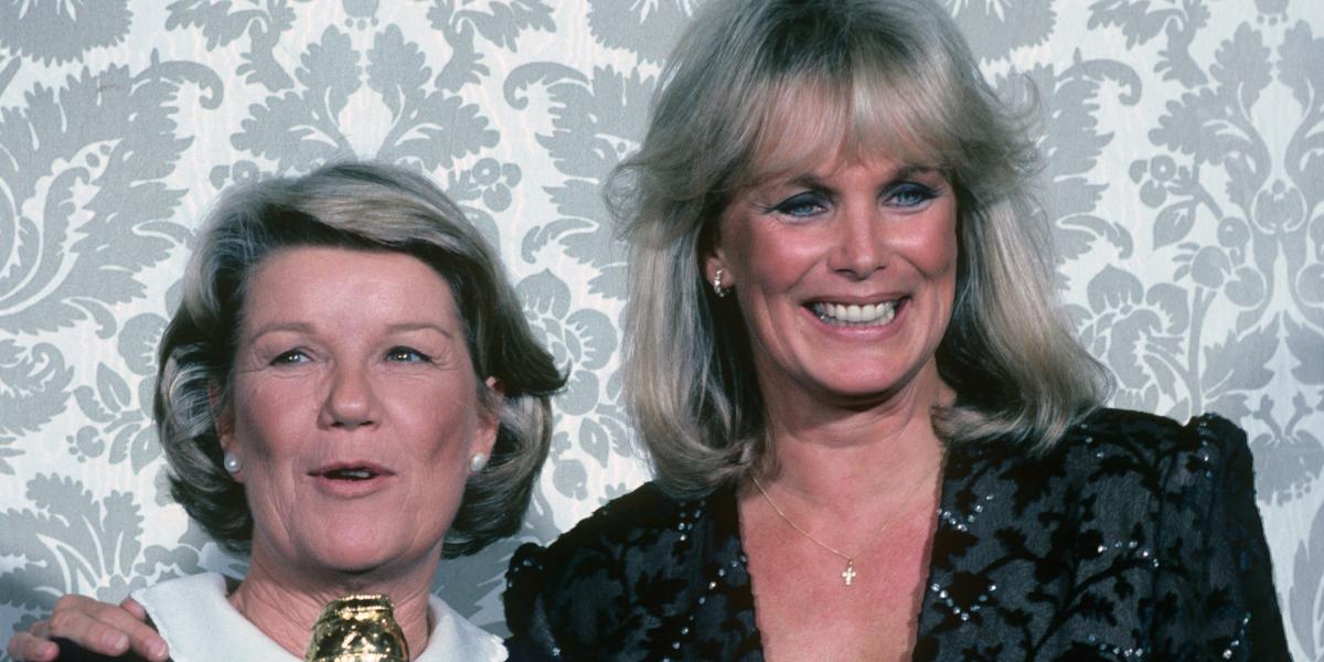 1982-ben Linda Evans és Barbara Bel Geddes megosztva kapta és vette át a legjobb tévésorozat színésznőnek járó Golden Globe-ot. Ők voltak a két nagy rivális, a Dallas és a Dinasztia főszereplői