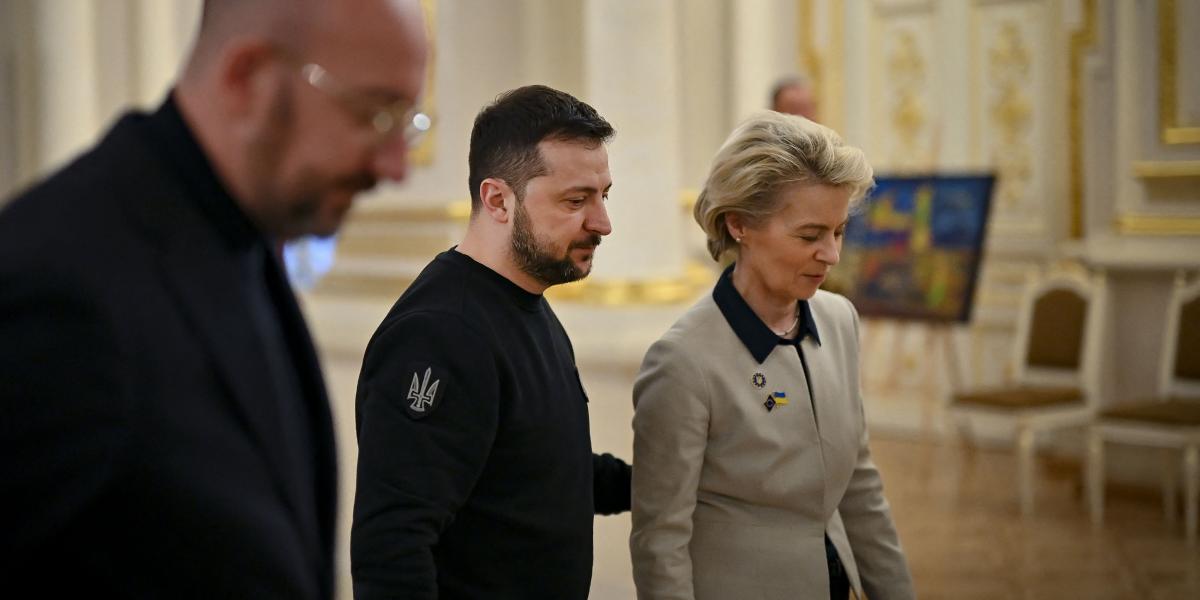 Charles Micgel, az Európai Tanács, és Ursula von der Leyen, az Európai Bizottság elnöke az ukrán államfővel február 3-án Kijevben