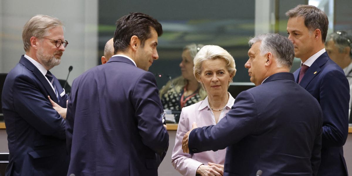 Orbán Viktor Ursula von der Leyen bizottsági elnök, Kiril Petkov bolgár és Eduard Heger szlovák miniszterelnök társaságában. Balról Petr Fiala figyel