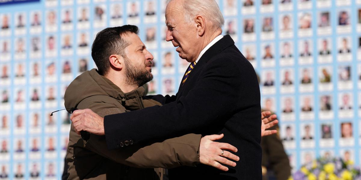 Volodimir Zelenszkij és Joe Biden az elesett katonák emlékfalánál a kijevi Szent Mihály-székesegyháznál