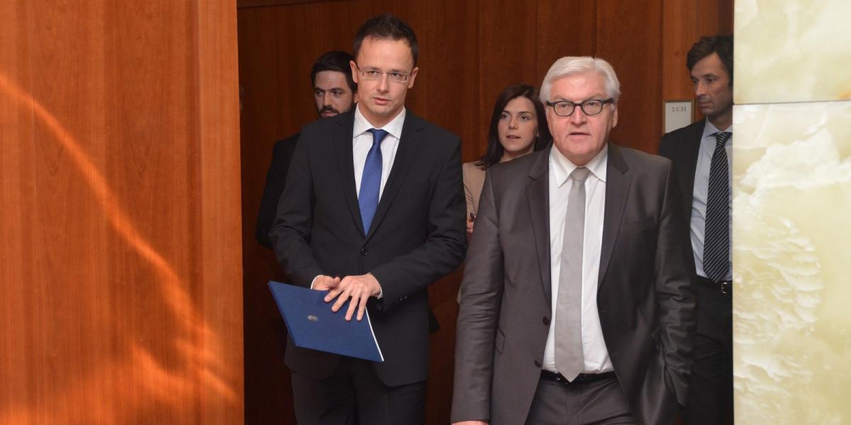 A képen Szijjártó Péter külgazdasági és külügyminiszter (b) és Frank-Walter Steinmeier német külügyminiszter (j) sajtóértekezlet