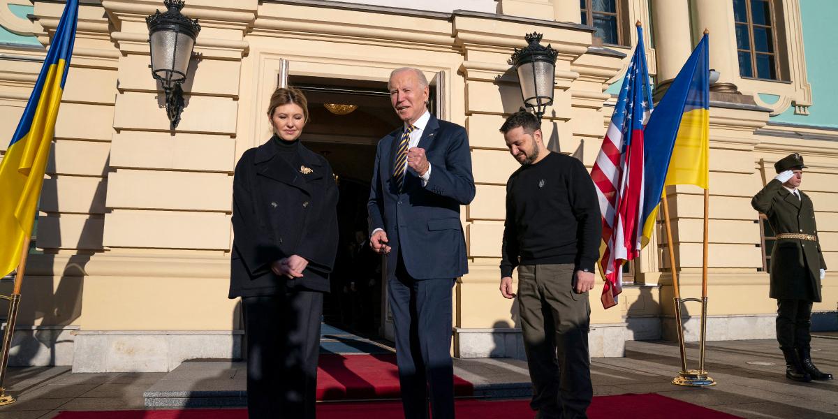 Volodimir Zelenszkij ukrán elnök és a felesége, Olena Zelenszka Joe Biden amerikai elnököt fogadja a kijevi Mariinszkij-palotánál