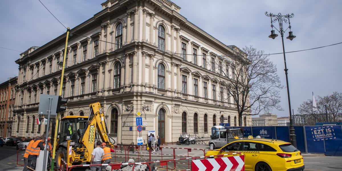 Az európai országok sorra távolodtak az IIB-től, csak Magyarország tart ki a kétes hírű bank mellett, amelynek a frekventált helyen lévő Lánchíd Palota lett székhelye