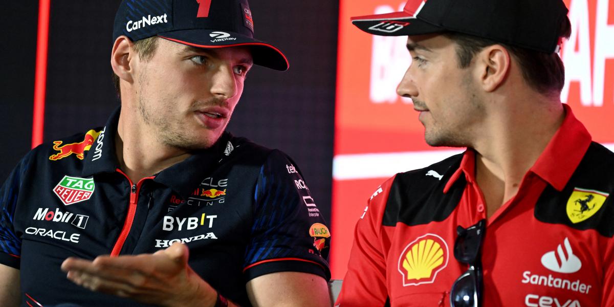 Verstappen (balra) a triplázásra hajt, de ehhez a Ferrarinak és a Mercedesnek is lesz egy-két szava