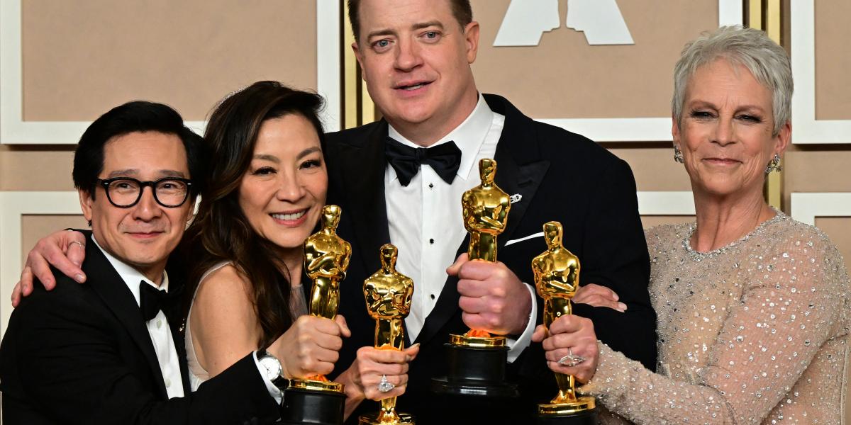 Ke Huy Quan, Michelle Yeoh,, Brendan Fraser és Jamie Lee Curtis