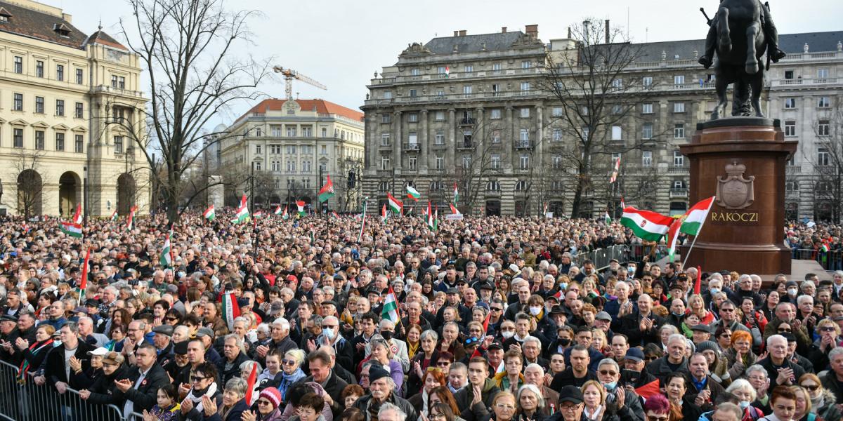 A tavalyi március 15-i Békemenet résztvevői a Kossuth téri  Rákóczi-szobornál