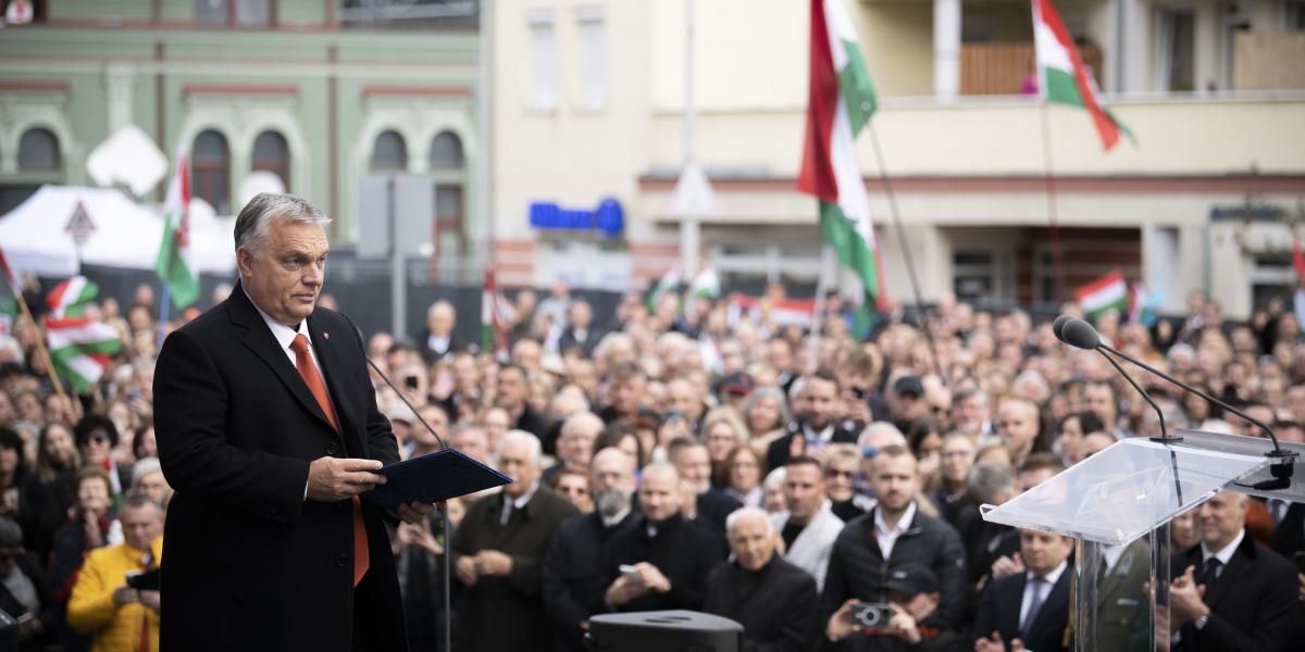 Orbán Viktor a mostani ünnepet sem a fővárosban tölti: tavaly október 23-án Zalaegerszegen, paravánok mögött szerepelt, március 15-én Kiskőrösön, Petőfi Sándor szülőházánál mond beszédet