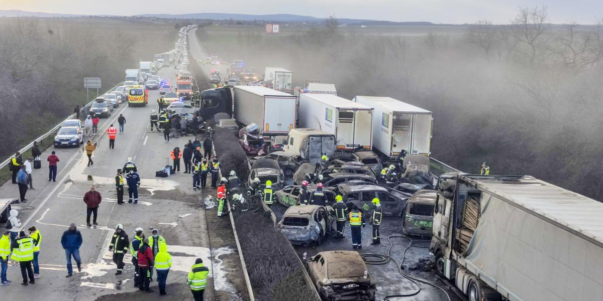 Szombat délután öt kamion és 37 autó ütközött az M1-es autópályán Herceghalomnál. Többen megsérültek, egy férfi holttestét a roncsok alól emelték ki