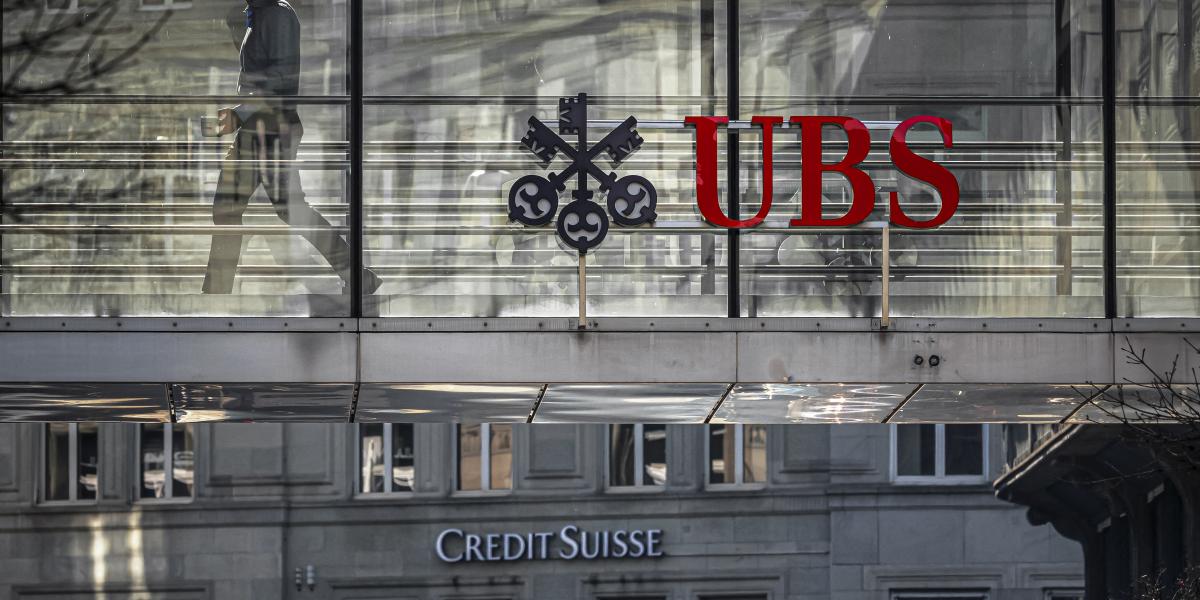 Eltűnik a Credit Suisse márkanév, az UBS színeire festik át a portálokat