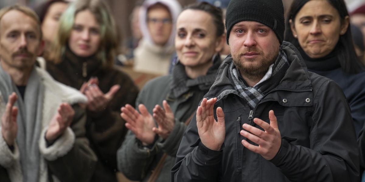 2022. december 2. Tanárok, diákok és szülők vonulnak a Karinthy Frigyes Gimnáziumtól a Külső-Pesti Tankerület elé. A tüntetésen részt vettek a kirúgott tanárok is, a képen Rábai János, aki az év tanára díjat is megkapta