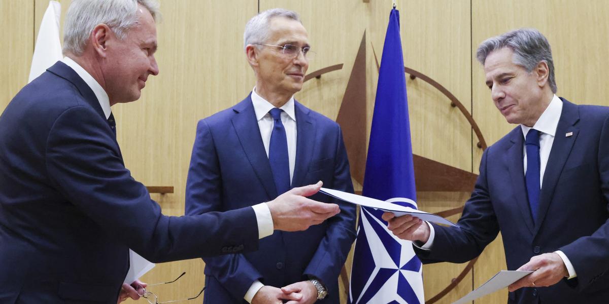 Pekka Haavisto, Jens Stoltenberg és Antony Blinken kedden Brüsszelben a finn NATO-csatlakozási dokumentumok átadásakor