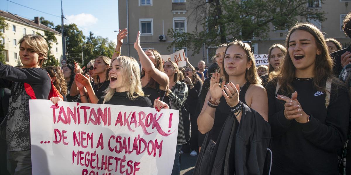 Diákok tüntetnek Miskolcon. A város egyik iskolájában a tanároknak is elegük van