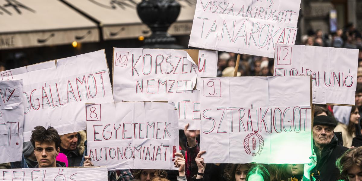 Az új törvény még a munkaidőn kívül is korlátozná a szólásszabadságot