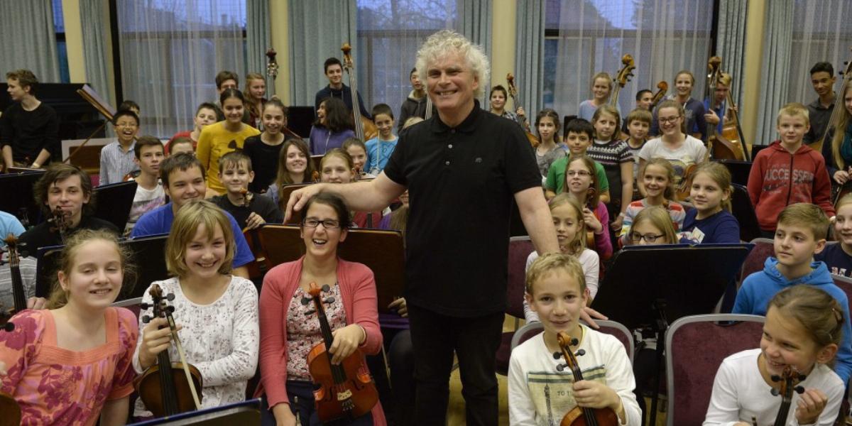 Sir Simon Rattle-nak, azonkívül, hogy koncertezett a Müpában, volt
ideje a Szent István Zeneiskolába is ellátogatni FOTÓ: MTI/B