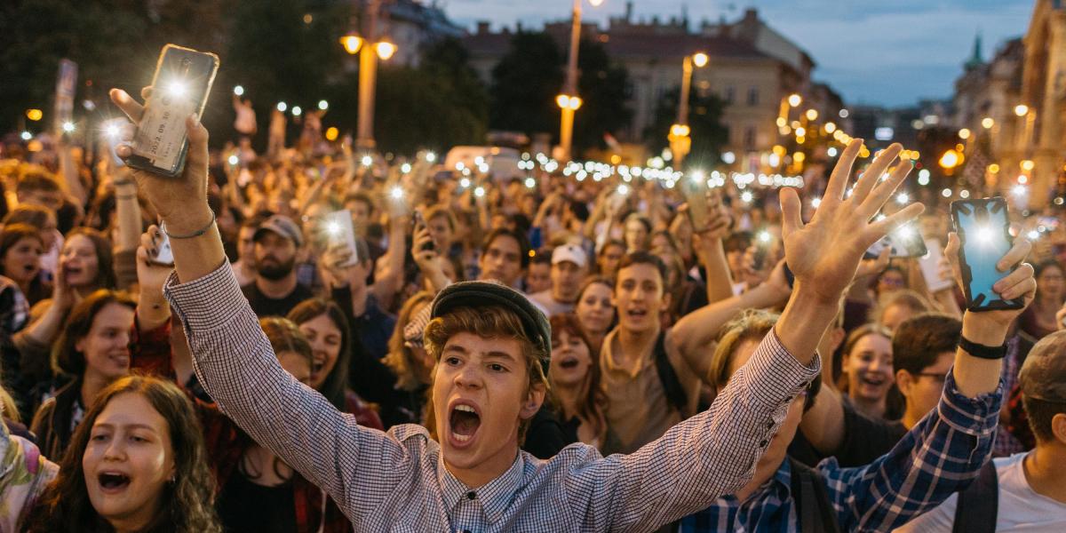 Diákok tüntetnek a tanáraikért, az egyre romló oktatás helyzete és a jobb munkabérek miatt a Fővám téren, Budapesten, 2022. október 2-án.