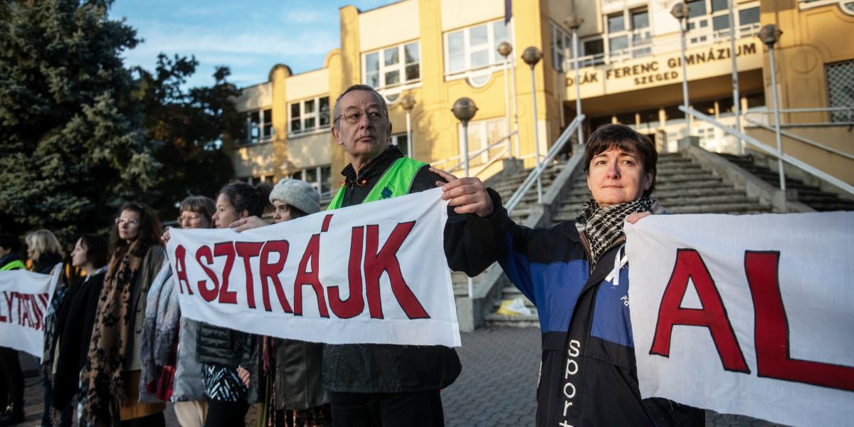 Tüntető, sztrájkoló tanárok Szegeden, egy korábbi megmozduláson