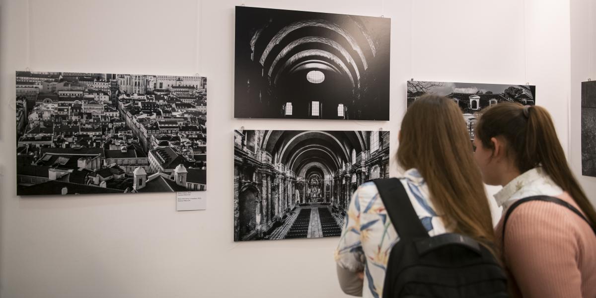 A kiállítás fekete-fehér képein Lisszabon, Coimbra és Oeiras impozáns helyszínei tárulnak fel;Miguel Valle de Figueiredo huszonegy felvételből álló fotóanyagát Martell Károly korabeli tervrajzainak színes másolatai egészítik ki