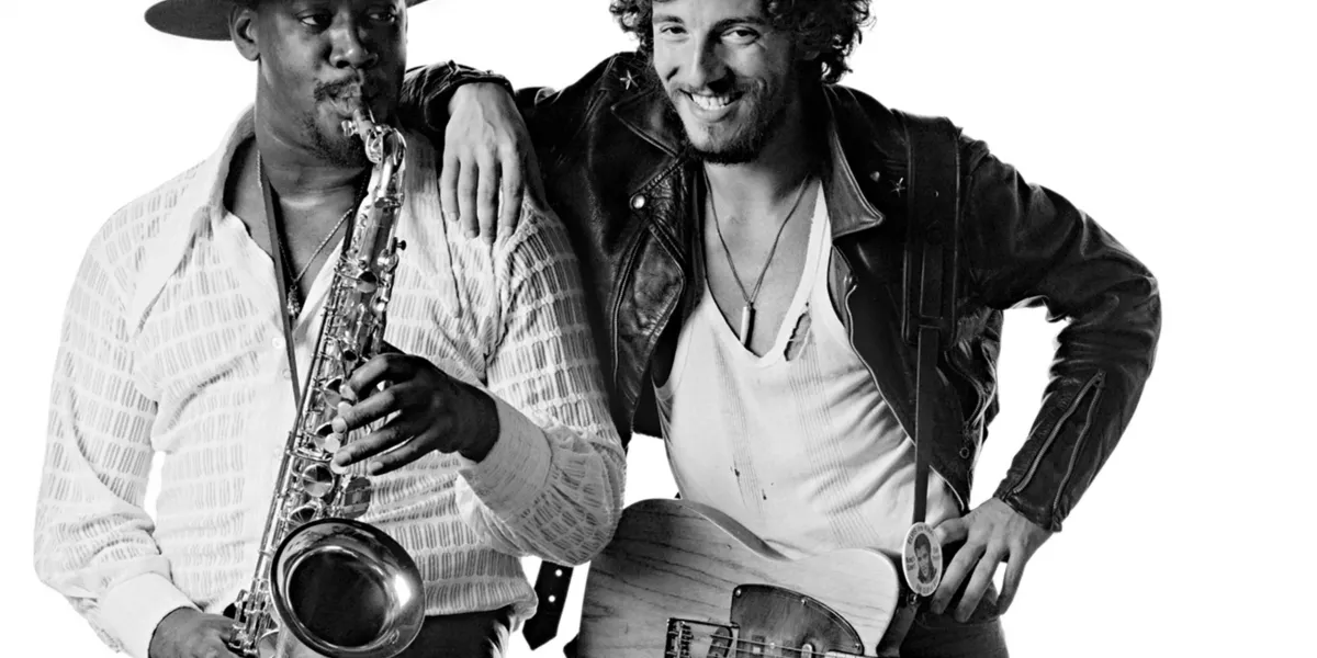 Bruce Springsteen Clarence Clemons szaxofonossal, akinek a vállára támaszkodik a Born to Run című album emblematikus borítóján is