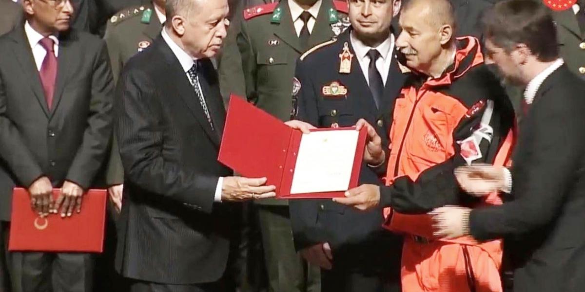 Lehoczki László átveszi Recep Tayyip Erdogan török elnöktől az érdemrendet