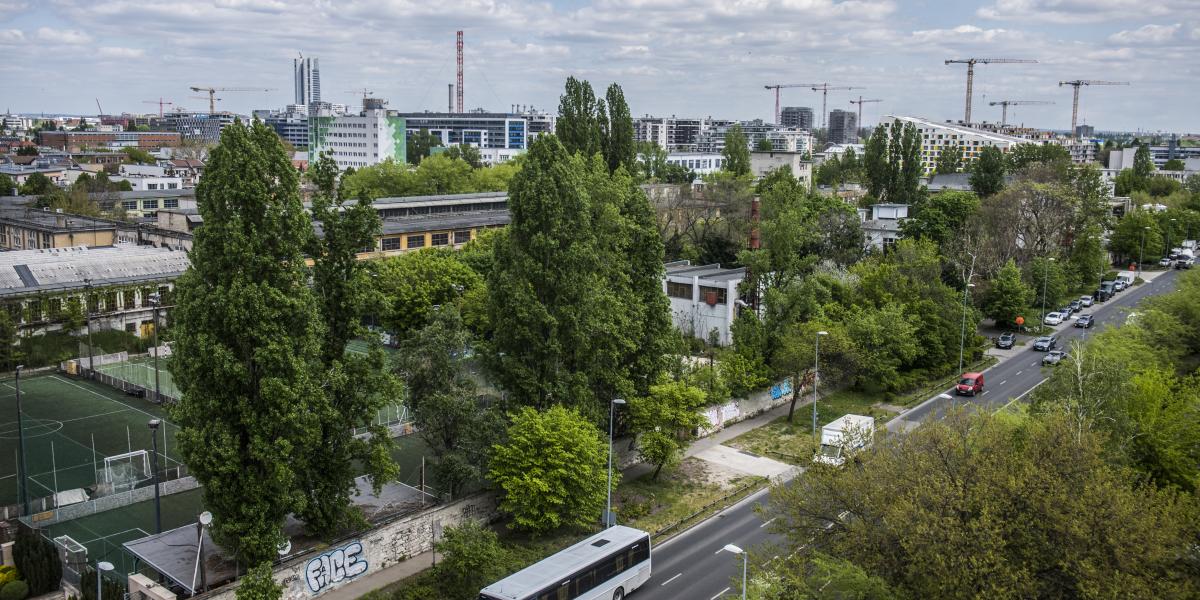 Az engedélyeztetést az újabb és újabb projektek kapcsán felmerülő aggályok, kritikák sem lassítják. A jelek szerint az újbudai, Duna-parti akcióterületen is hiába tiltakoznak