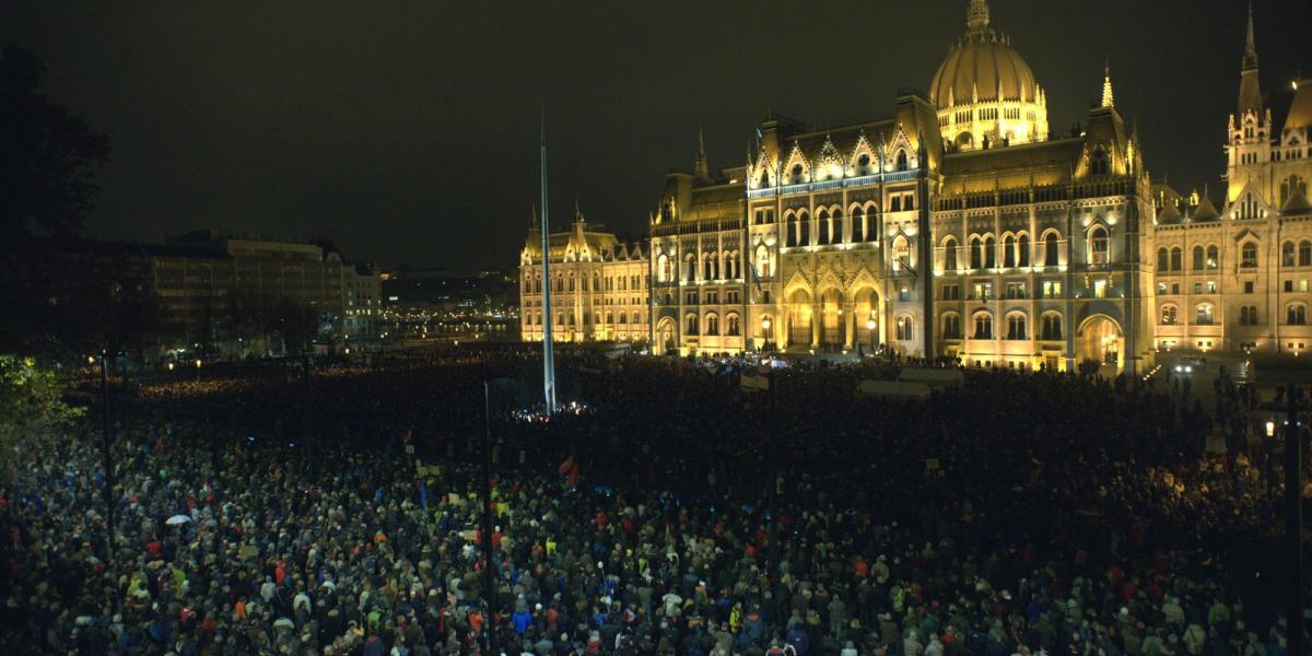 Szinte megtelt a Parlament előtti tér (Fidesz-nagygyűléseken ilyenkor szoktak kétmillió résztvevőt emlegetni, de ezúttal nem vol