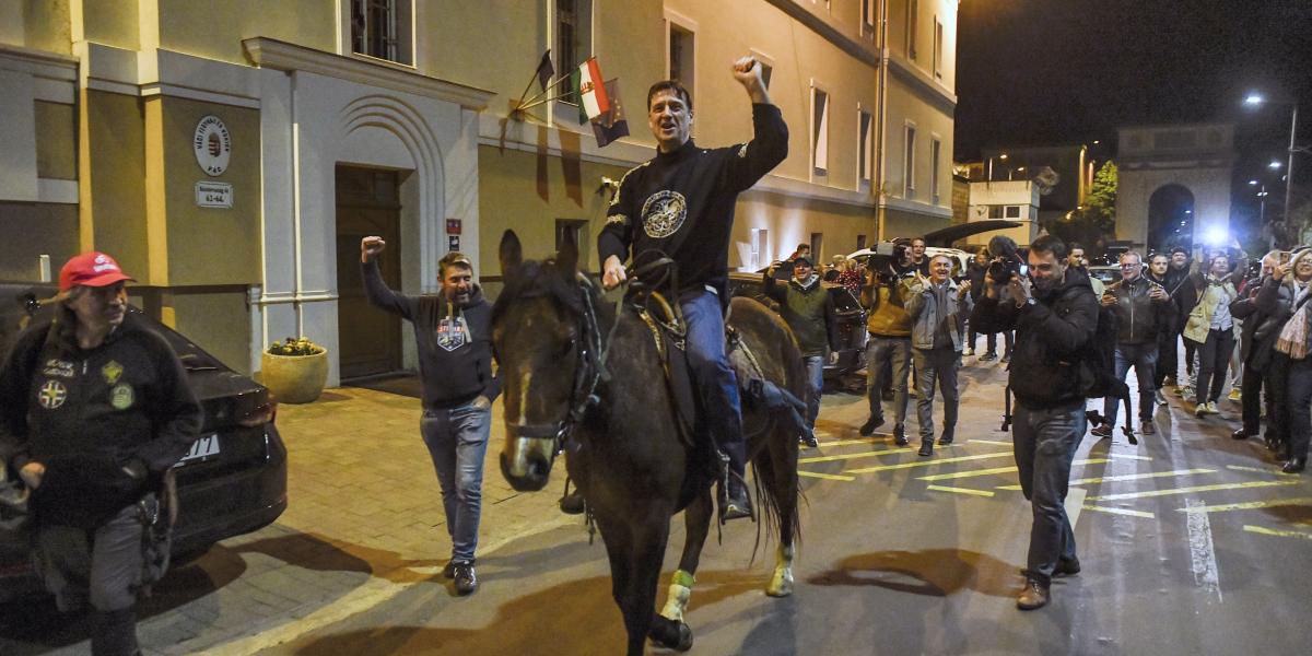 Budaházy a szabadulása után lóháton a váci fegyház előtt