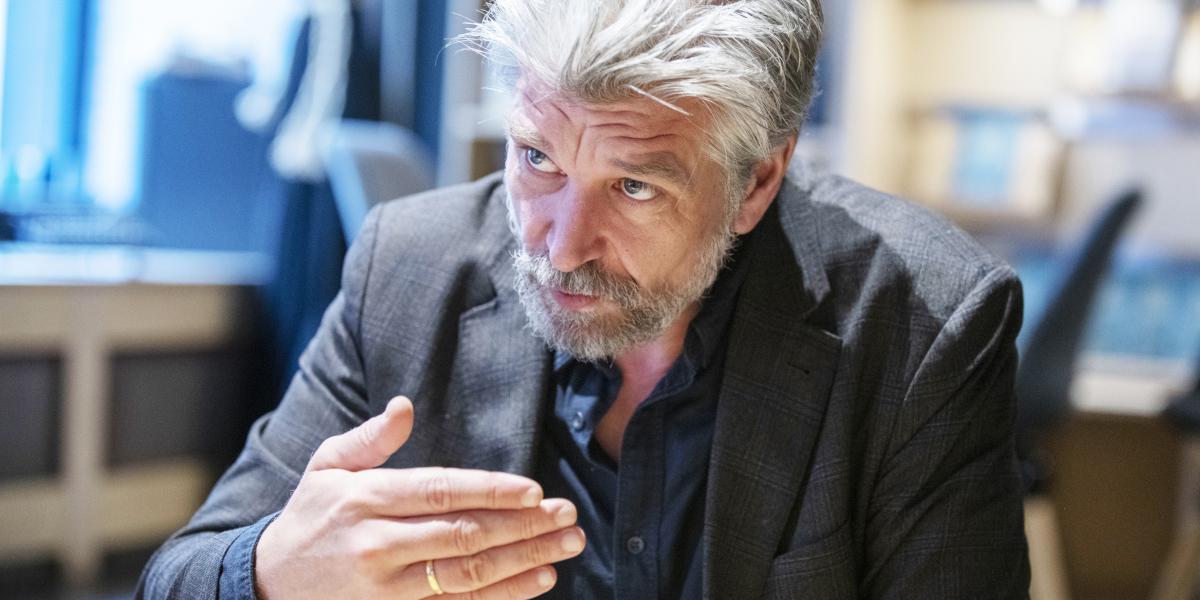 A Londonban élő norvég szerző, Karl Ove Knausgård baljós regényének világa a privát szféra és a munkahely egyaránt zárt közösségére korlátozódik